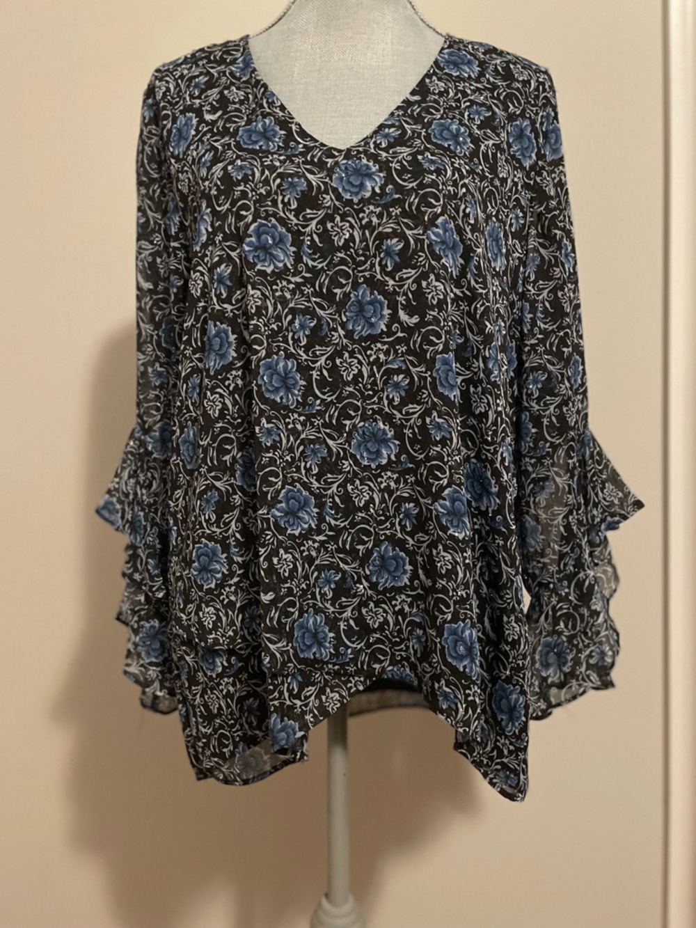 NWOT Vince Camuto Women's Floral V-Neck 3/4-Flutter-Sleeve Blouse